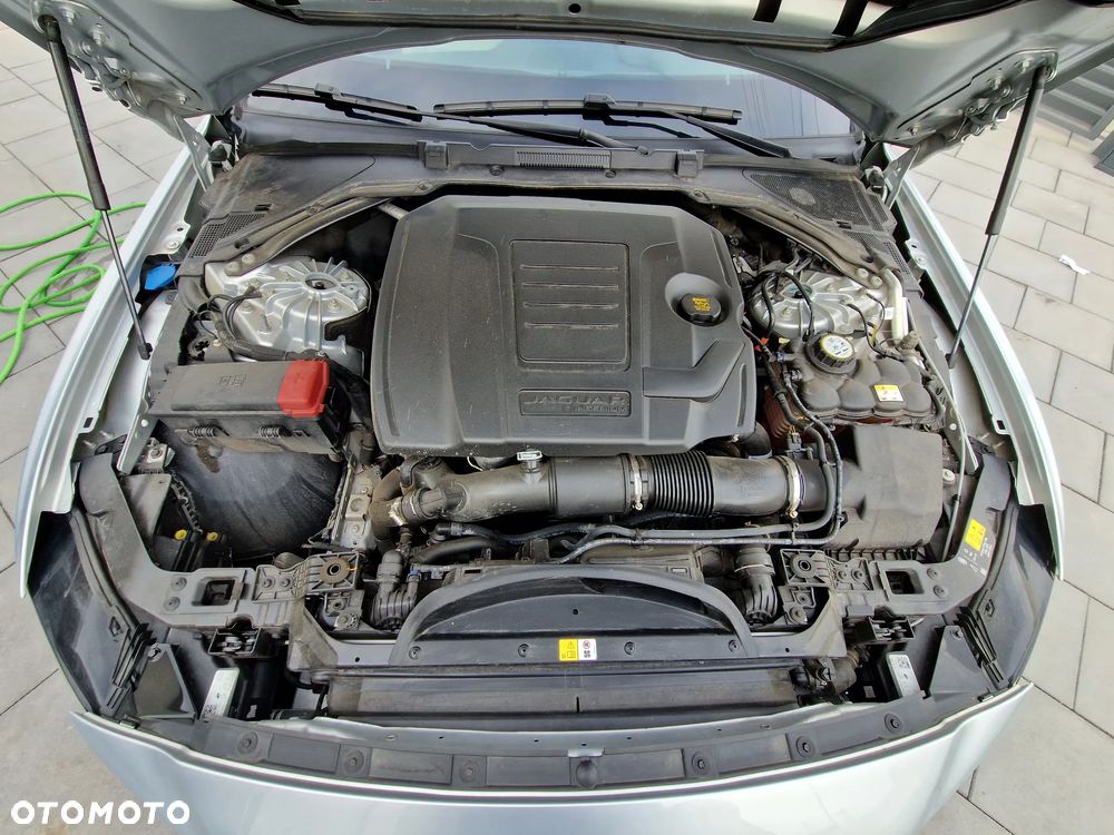 Jaguar XE 2.0 P300 AWD R-Dynamic SE - 9