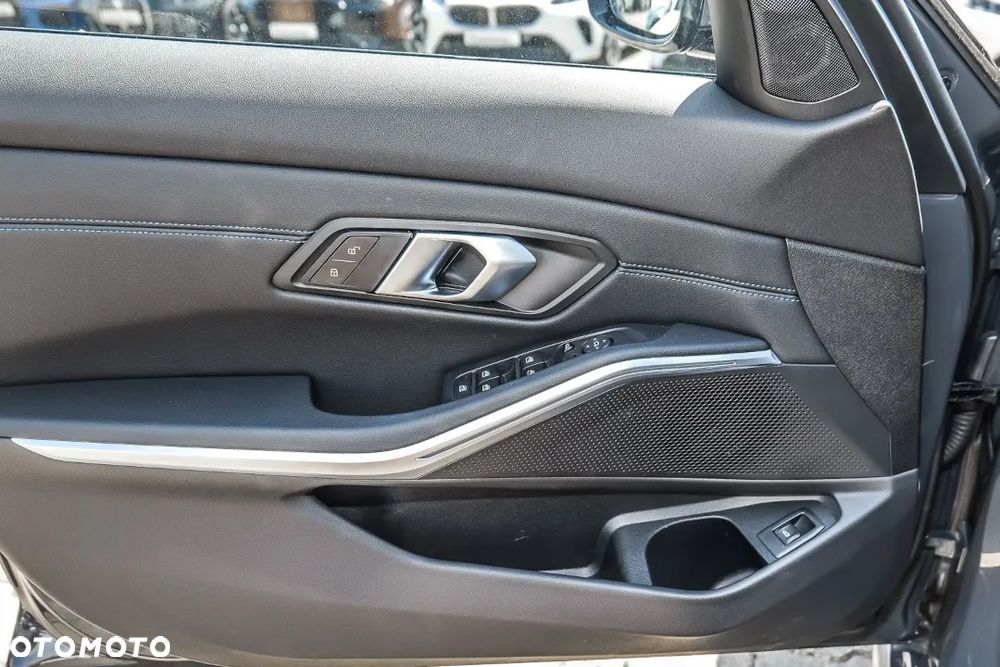BMW Seria 3 330i xDrive M Sport - 22