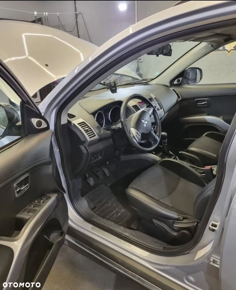 Mitsubishi Outlander - 11