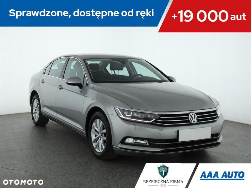 Volkswagen Passat - 1