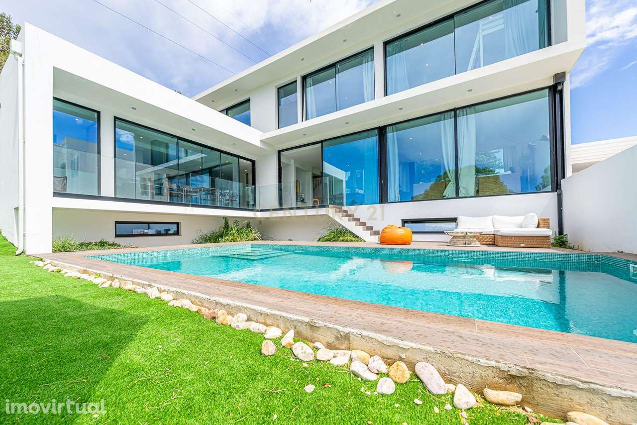Luxuosa Moradia Isolada em Cascais com Jardim e Segurança - Grande imagem: 3/48