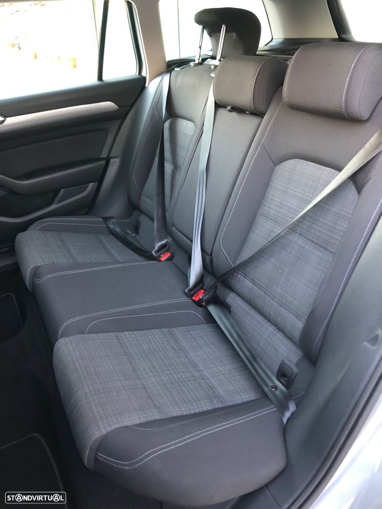VW Passat Variant 2.0 TDi Business DSG - 28