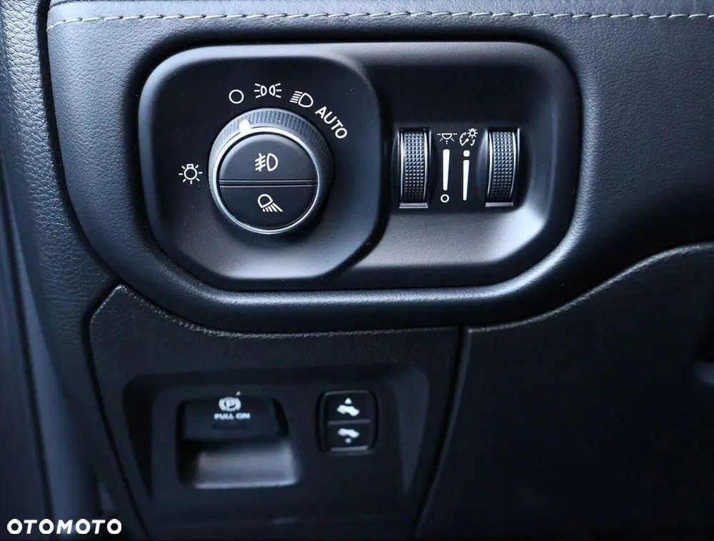 RAM 1500 Crew Cab Shortbed Limited - 10