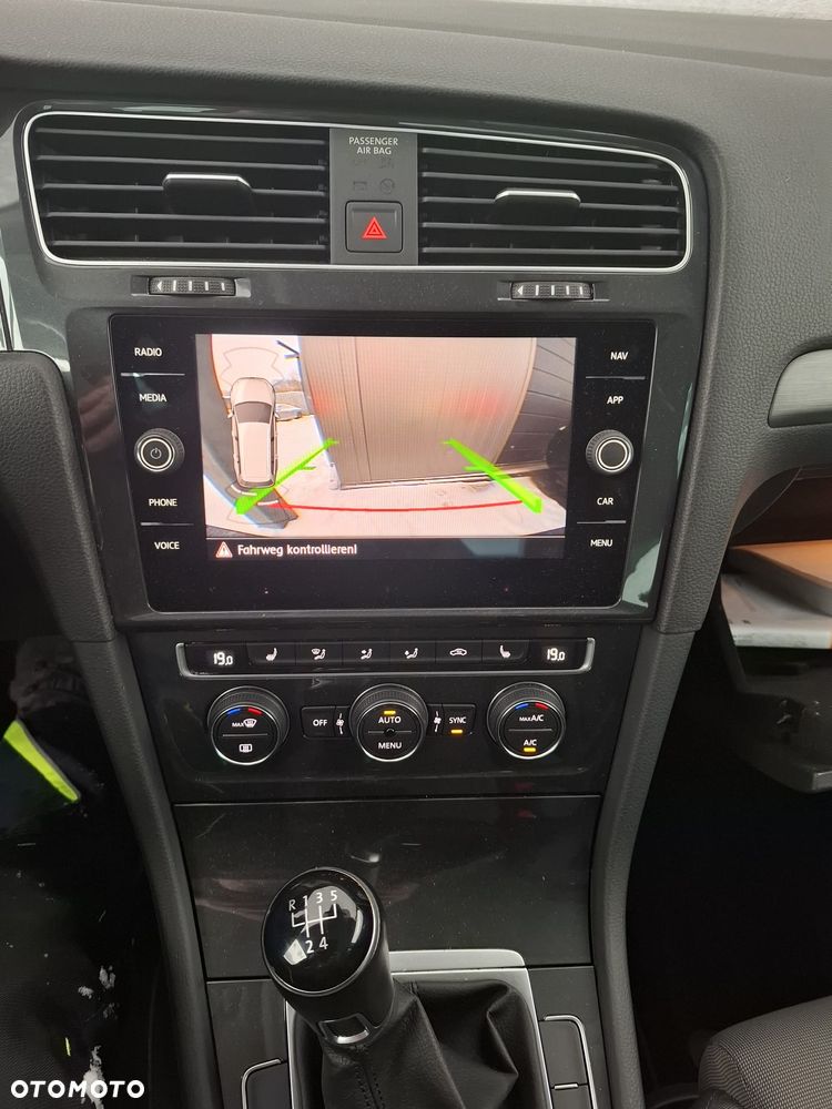 Volkswagen Golf - 22
