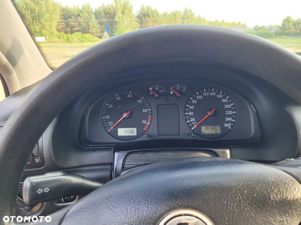 Volkswagen Passat 1.6 Comfortline - 9