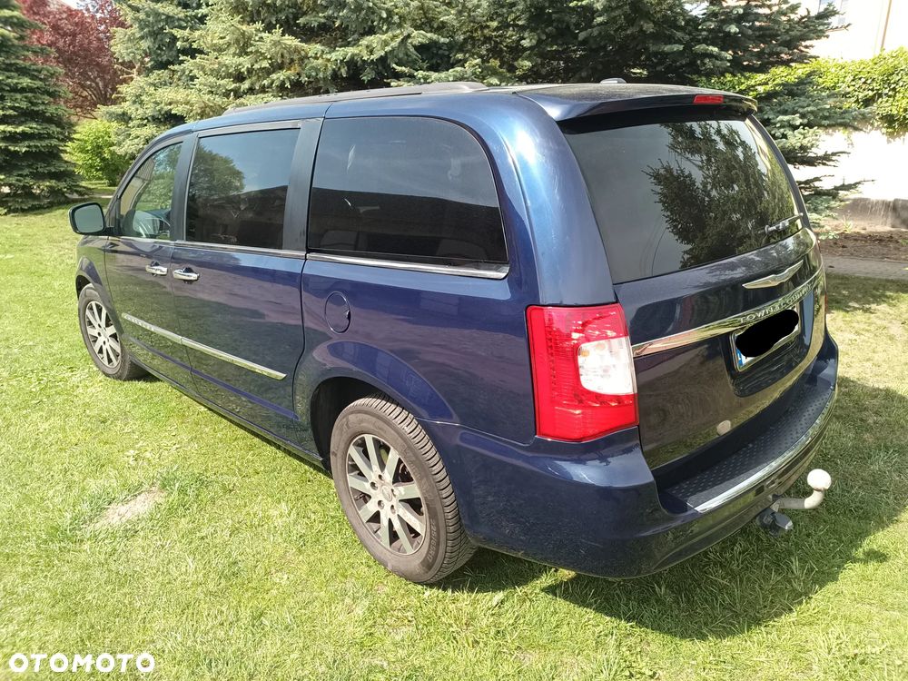 Chrysler Town & Country - 4
