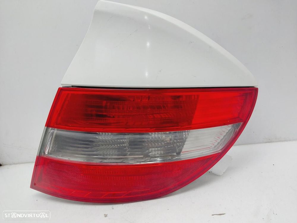 FAROLIM TRASEIRO DIREITO MERCEDES-BENZ CLASE