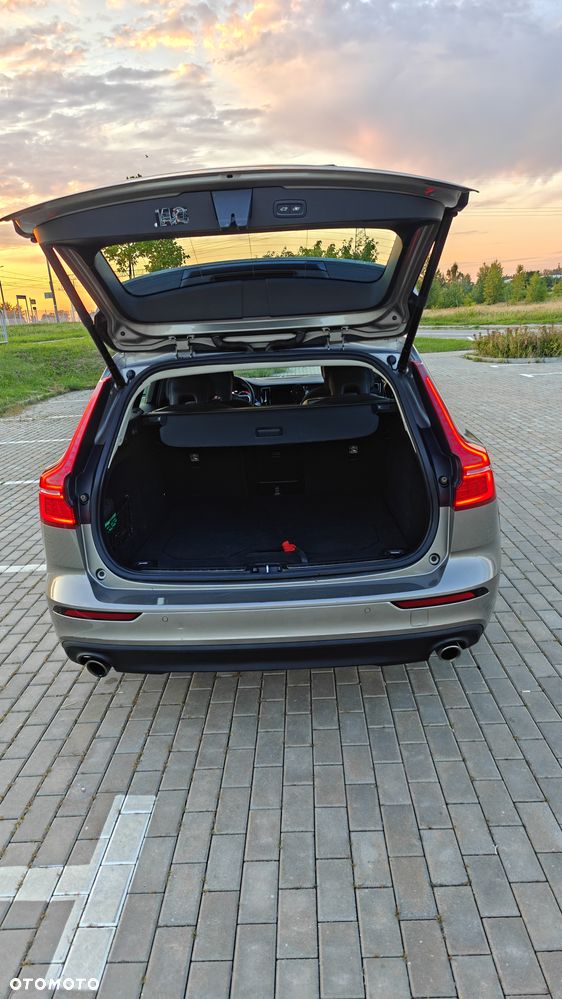 Volvo V60 B3 B DKG Momentum - 8