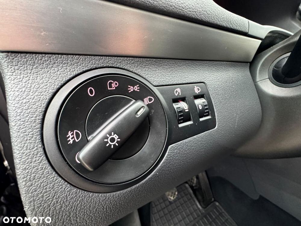 Volkswagen Touran 2.0 TDI Highline - 29