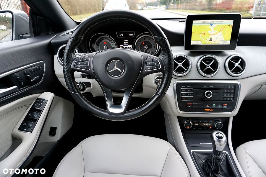 Mercedes-Benz CLA 180 Peak Edition - 33