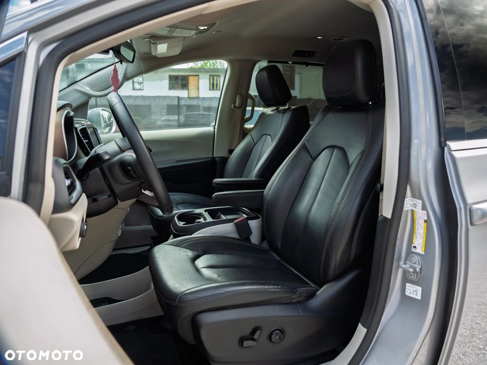 Chrysler Pacifica - 11