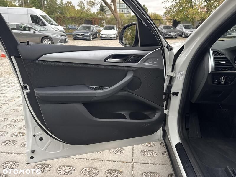 BMW X3 sDrive18d - 13