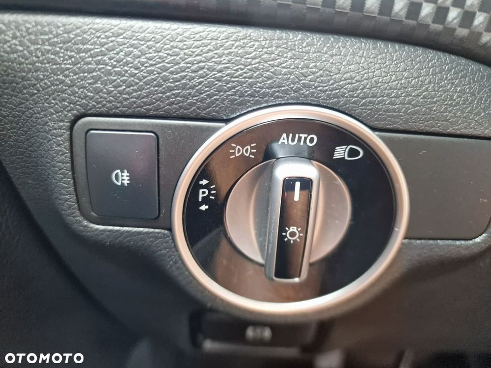 Mercedes-Benz Klasa A 180 (BlueEFFICIENCY) Urban - 35