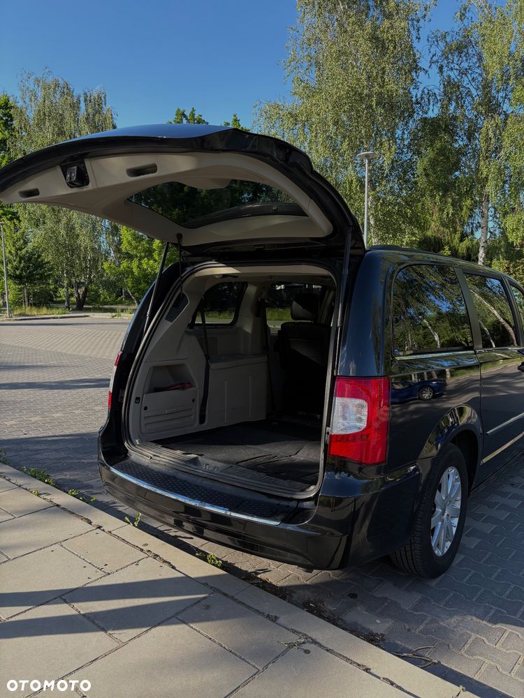Chrysler Town & Country - 5