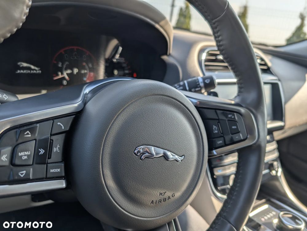 Jaguar XE 2.0 T Prestige - 30