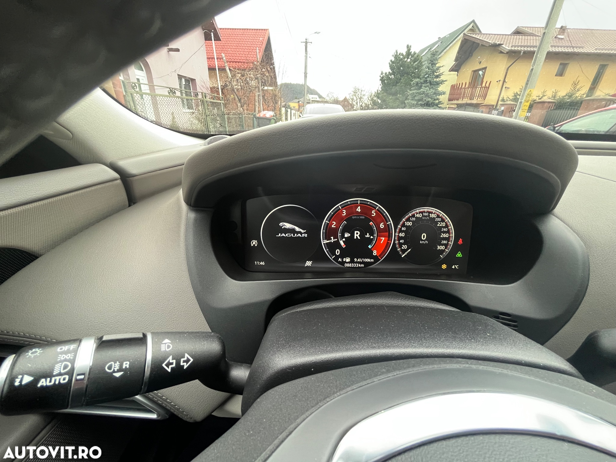 Jaguar XE - 12