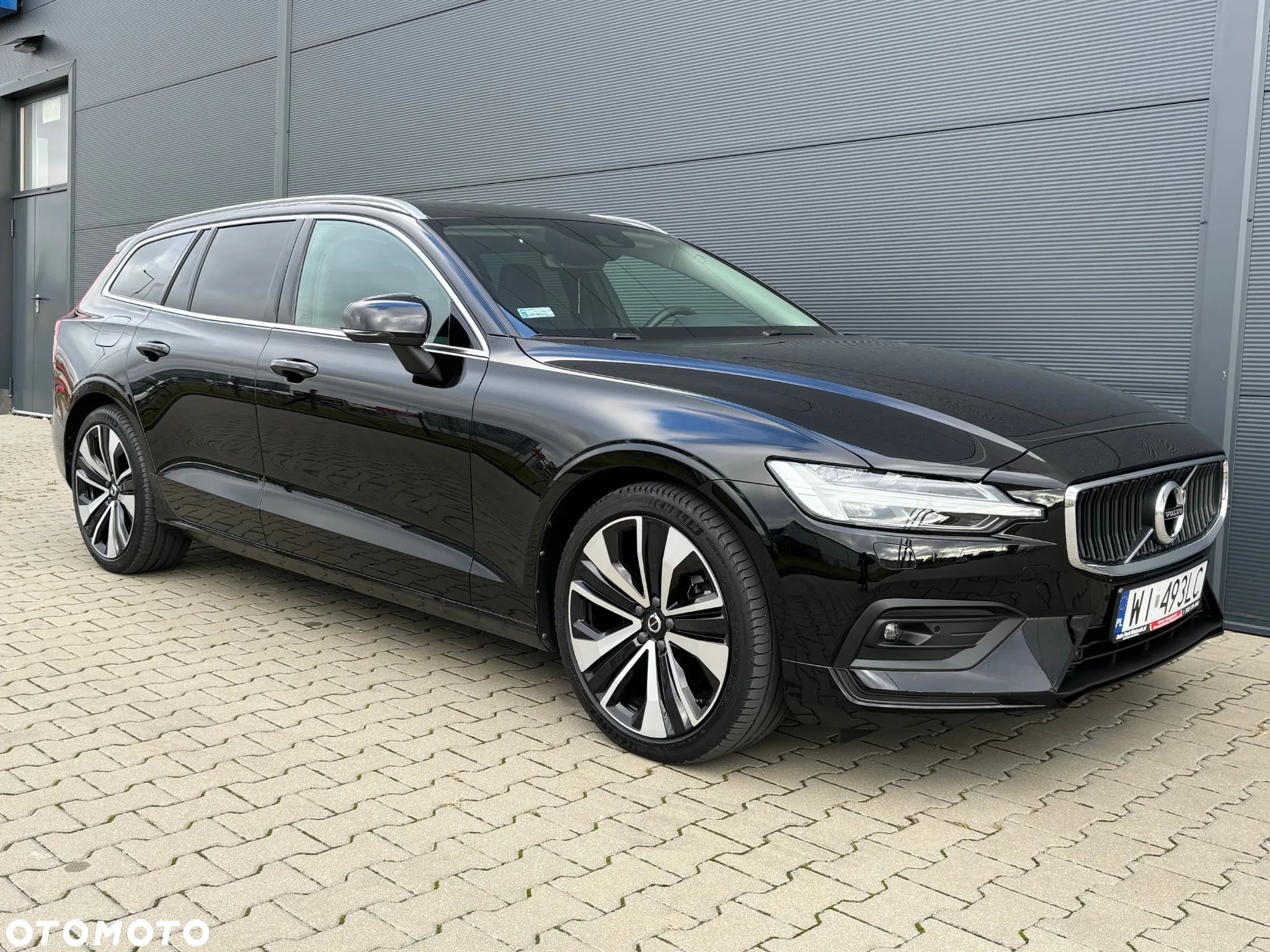 Volvo V60 B3 B Momentum Pro - 1