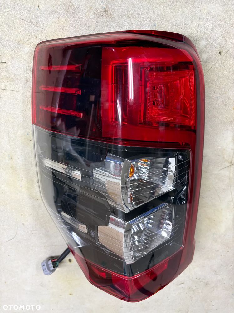 Lampa / reflektor Mitsubishi L200 Lift Nowy Model lewy tył (ORYGINALNE) - 2