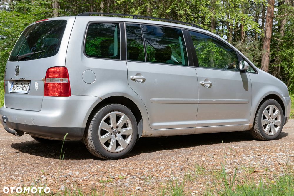 Volkswagen Touran 2.0 TDI DSG Highline - 5