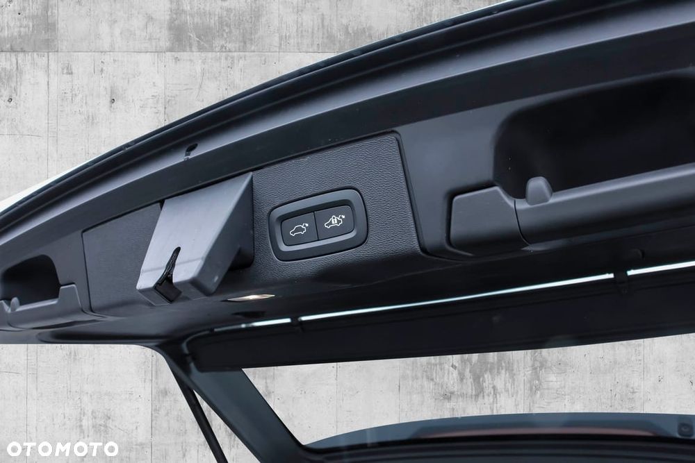 Volvo XC 60 T6 Plug-In Hybrid AWD Plus Dark - 23