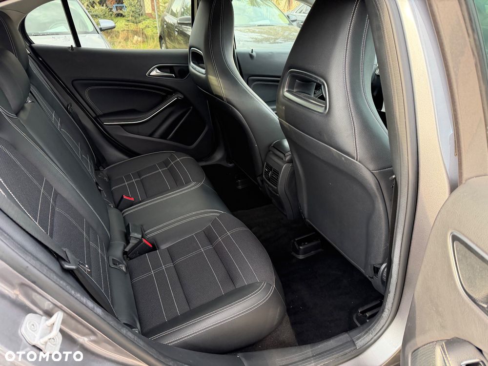 Mercedes-Benz GLA 200 Urban - 32