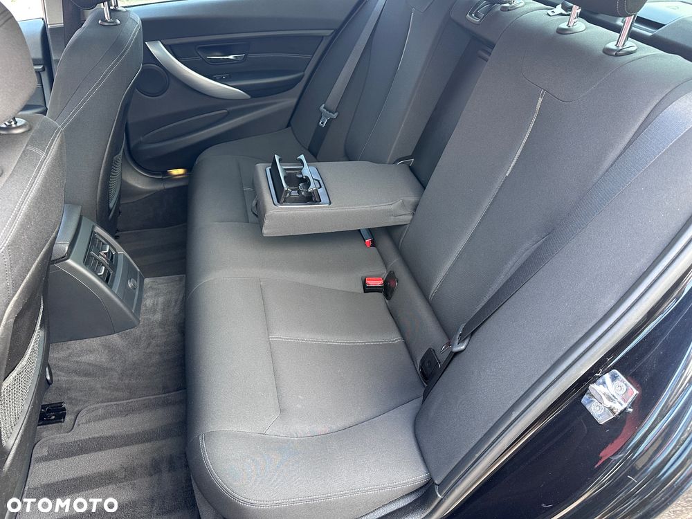 BMW Seria 3 328i Sport Line - 12