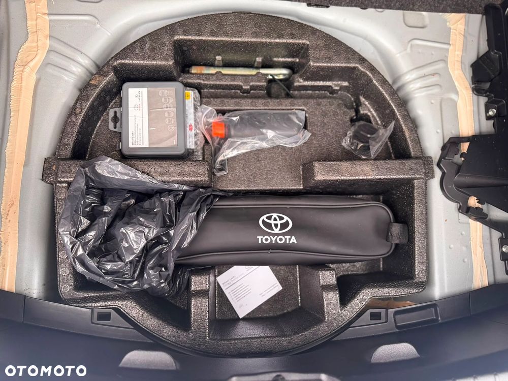 Toyota Yaris Hybrid 100 Selection - 26