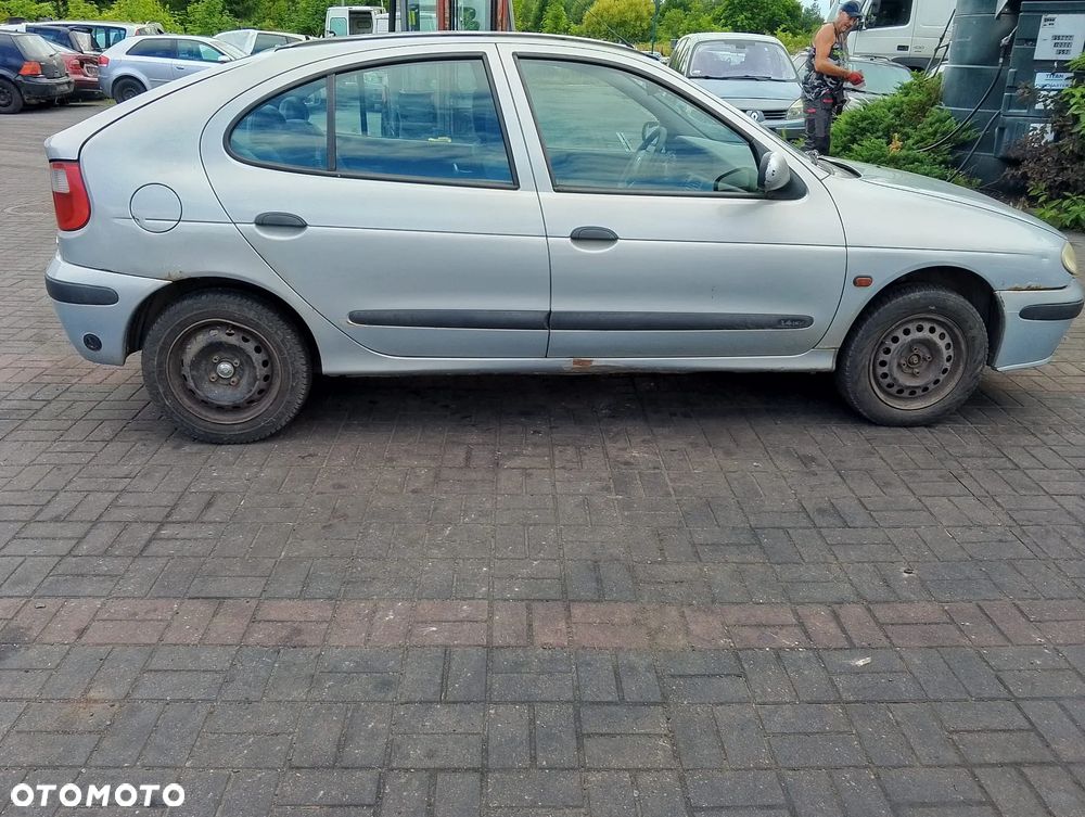 Renault Megane I FL (99-02r.) 1.4 B 95KM. Silnik K4J 714 Skrzynia JC5 107.Cały na części. GWARANCJA !!!  Przód Tył Zestaw Komplet Drzwi Klapa Zderzak Błotnik Maska Grill Atrapa Szyba Pas Lampa Lusterko Boczki Fotel Kanapa Kokpit Deska Rozdzielcza Przełącznik Włącznik Sterownik Przewody Wiązka Instalacja Moduł Komputer Czujnik Listwa Pompa Alternator Wtryski Głowica Rozrusznik Kompresor Sprzęgło Dwumas Silnik Skrzynia ABS Klimatyzacji Paliwa Wspomagania Kolektor Turbina Przepustnica Zawór Chłodnica Koło Hak Belka Sanki Zawieszenie Mcpherson Półoś Amortyzator Wydech Tłumik Zacisk Most - 3
