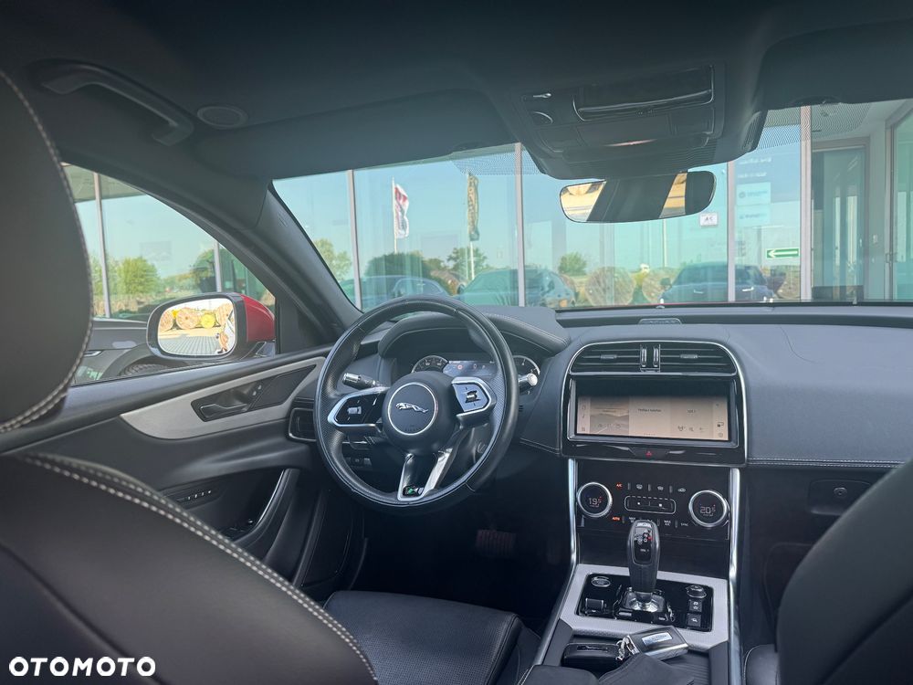 Jaguar XE 2.0 P300 AWD R-Dynamic SE - 17