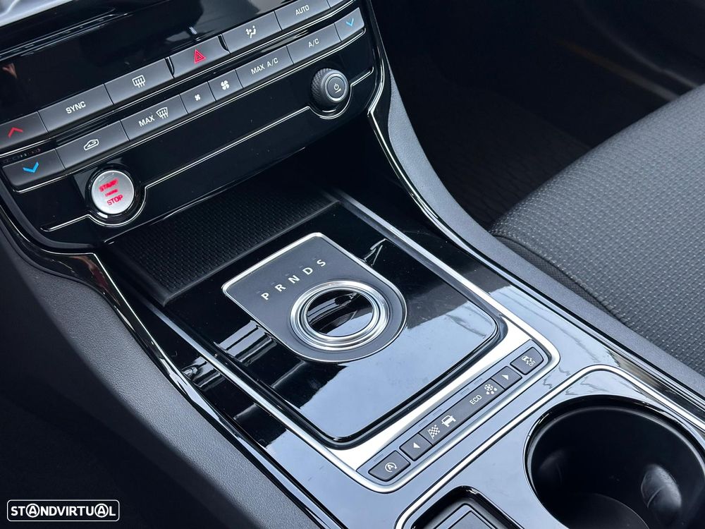 Jaguar XE 20d Aut. Pure - 32