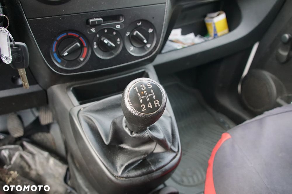 Auto na części - Fiat Fiorino III Lift 1.3 Multijet 80 KM 55283775 55247534 249 2021R Silnik Skrzynia Drzwi Maska Zderzak Błotnik Lampa Lusterko Szyba Klamka Deska Kokpit Sterownik Moduł Czujnik Licznik Kierownica Panel - 14