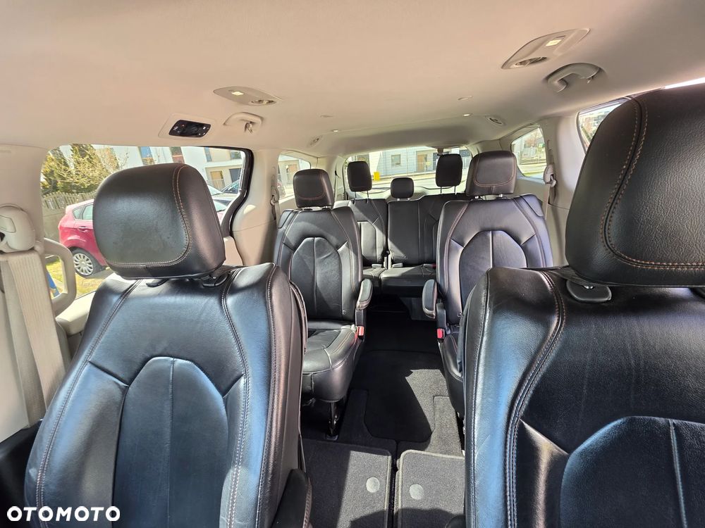 Chrysler Pacifica - 12