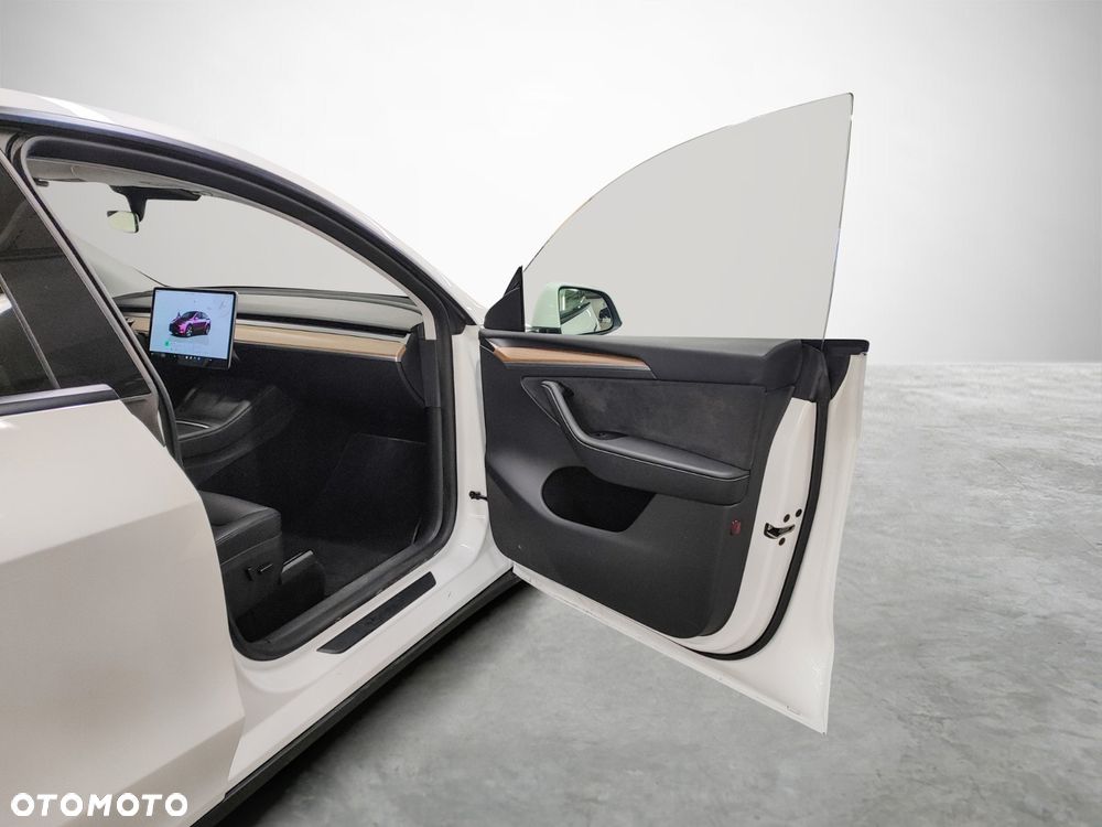Tesla Model Y Long Range AWD - 10