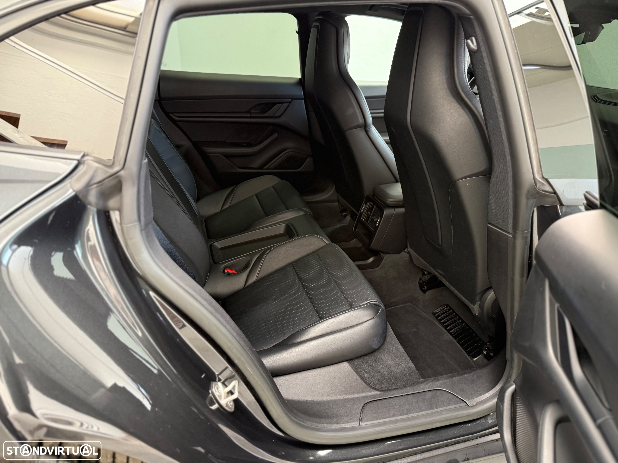 Porsche Taycan Cross Turismo 4 - 27