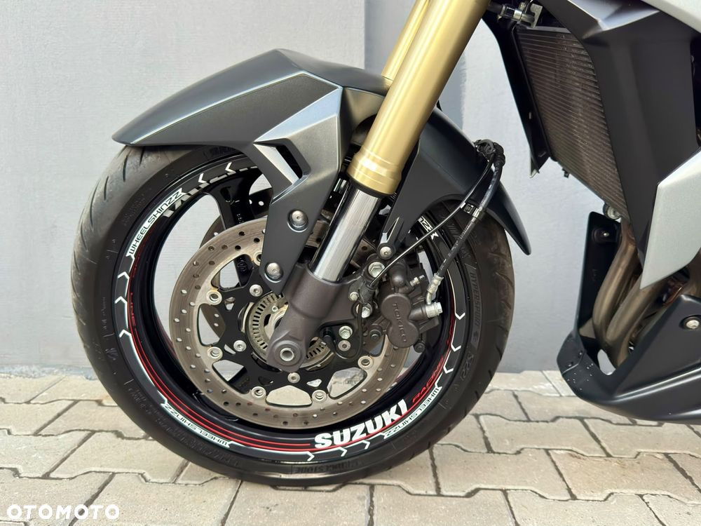 Suzuki GSR - 10