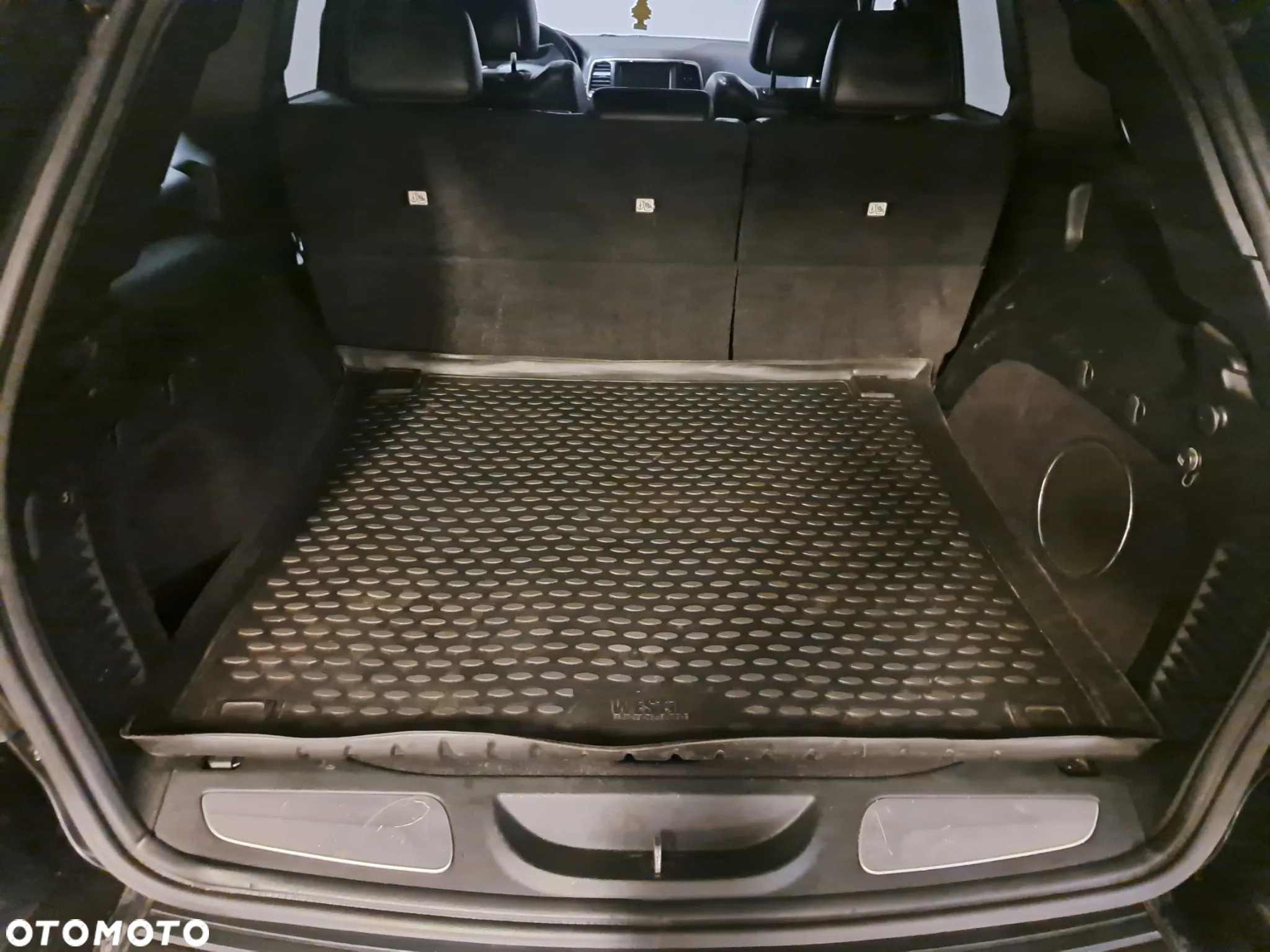 Jeep Grand Cherokee - 24