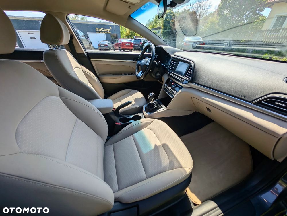 Hyundai Elantra 1.6 Comfort - 5