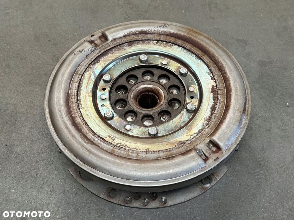 KOŁO DWUMASOWE AUDI 0B5105317K S-TRONIC 0B5 - 2