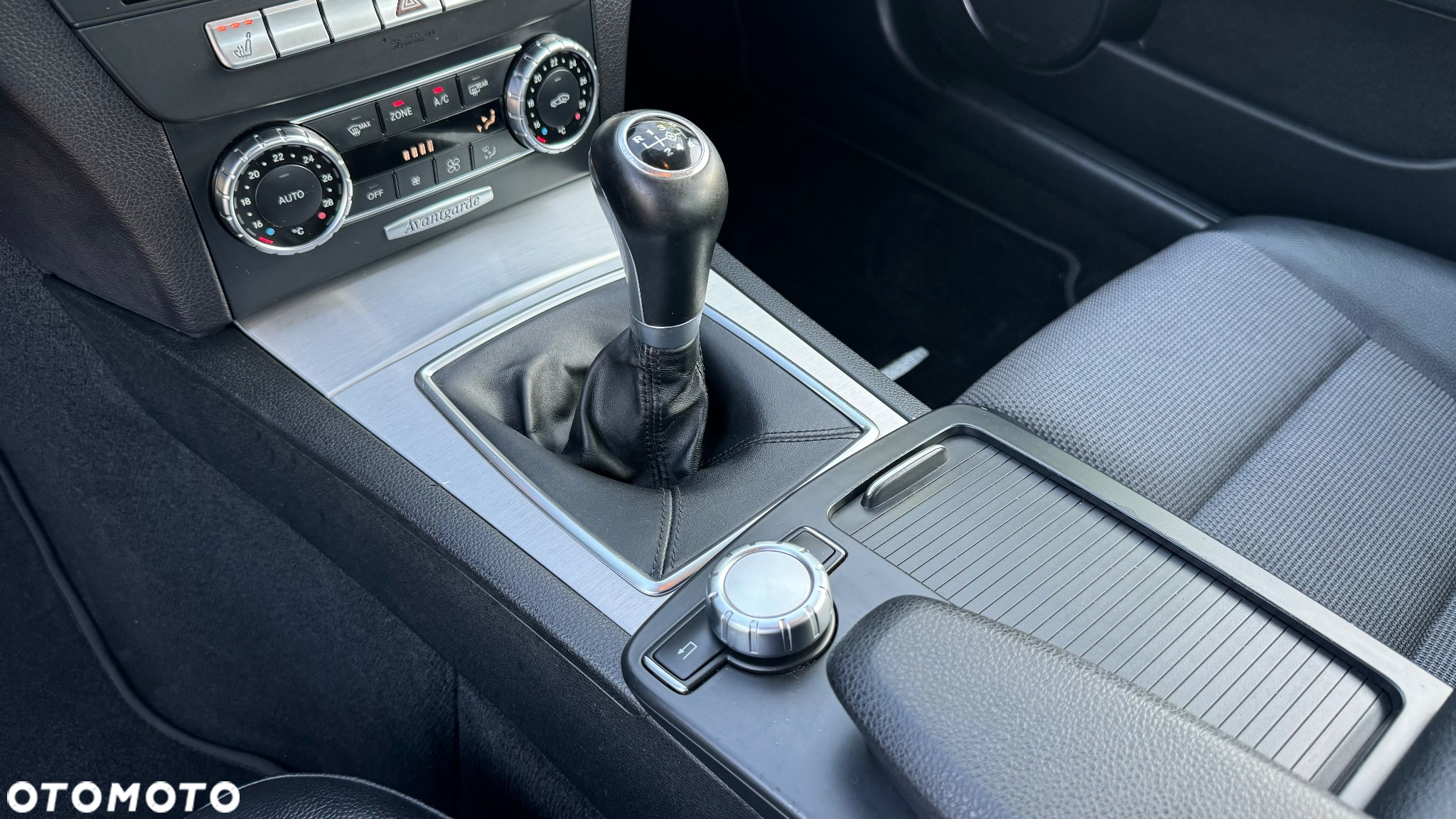 Mercedes-Benz Klasa C 180 CGI BlueEff Avantgarde - 17