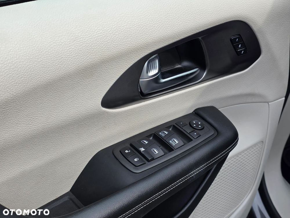 Chrysler Pacifica - 17