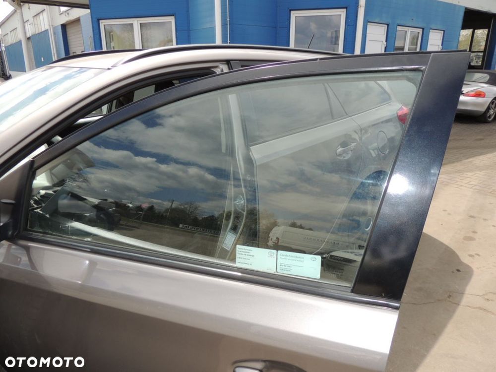 Szyba boczna przednia Toyota Auris II kombi E18 - 1
