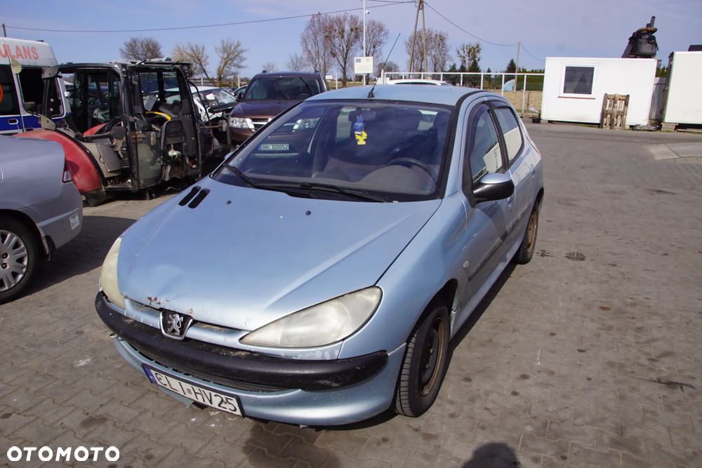 Auto na części - Peugeot 206 1.1 60 KM HFX 20CP08 EYL 2002R Silnik Skrzynia Drzwi Błotnik Klapa Zderzak Lampa Lusterko Klamka Szyba Deska Kokpit Sterownik Moduł Czujnik Licznik Panel Kierownica - 1