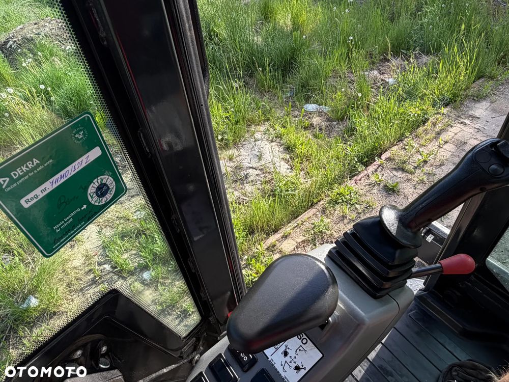 Bobcat E27z. Koparka Gąsienicowa 2,7 tony. 2024 rok. 870 mtg. Maszyna nie różni się od nowej z salonu!! Skarpówka Hydrauliczna! Pochodzi ze szkółki roślinnej z Norwegii. Zero luzów. pracowała przy krzewach!! Aktualna DEKRA dokumentacja. Silnik Yanmar! Linie Hydr. Dodatkowe. Szybkozłącze Hydr. Szybka wolna jazda. Wersja Norweska. Długie ramię. OKAZJA. Zero wycieków. Sztywna maszyna! - 6