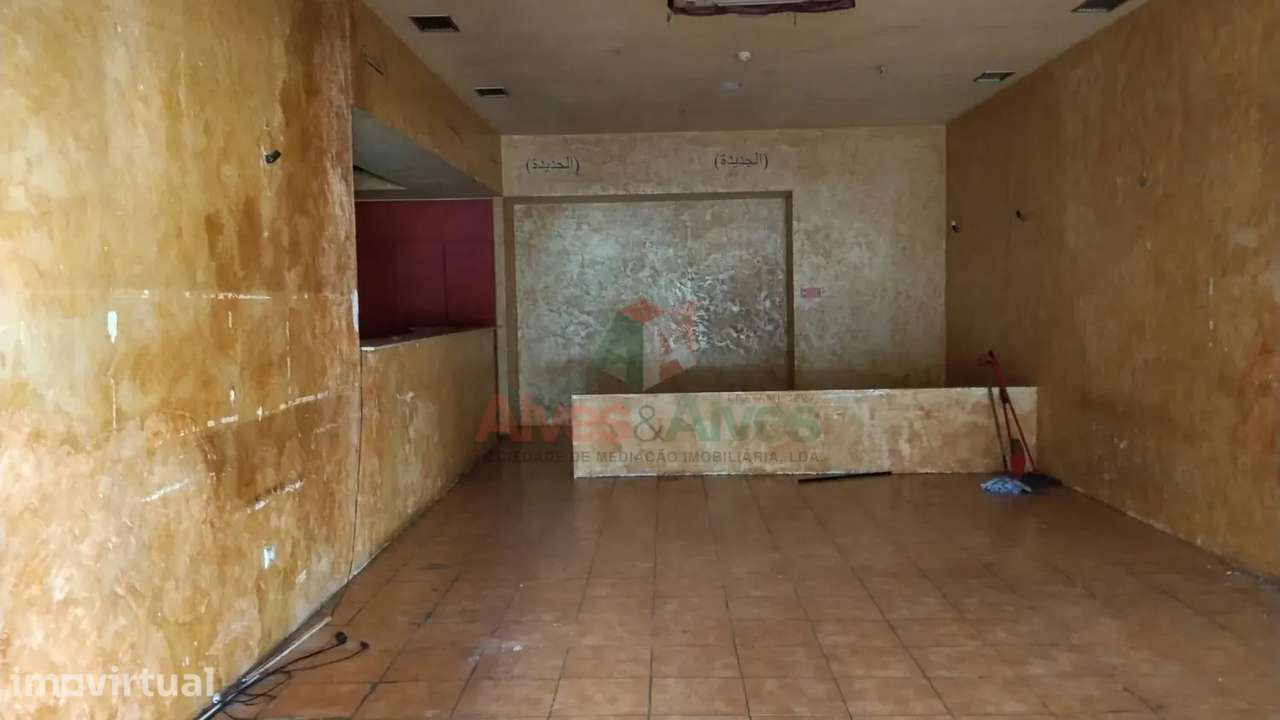 Loja para Comércio e Serviços - Localização Central em Águas Santas - Grande imagem: 2/4