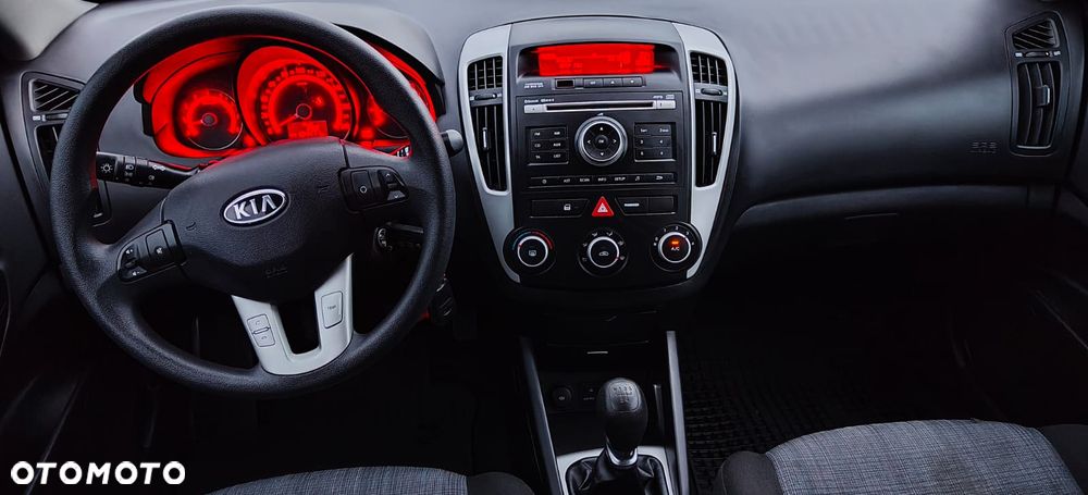 Kia Ceed - 16