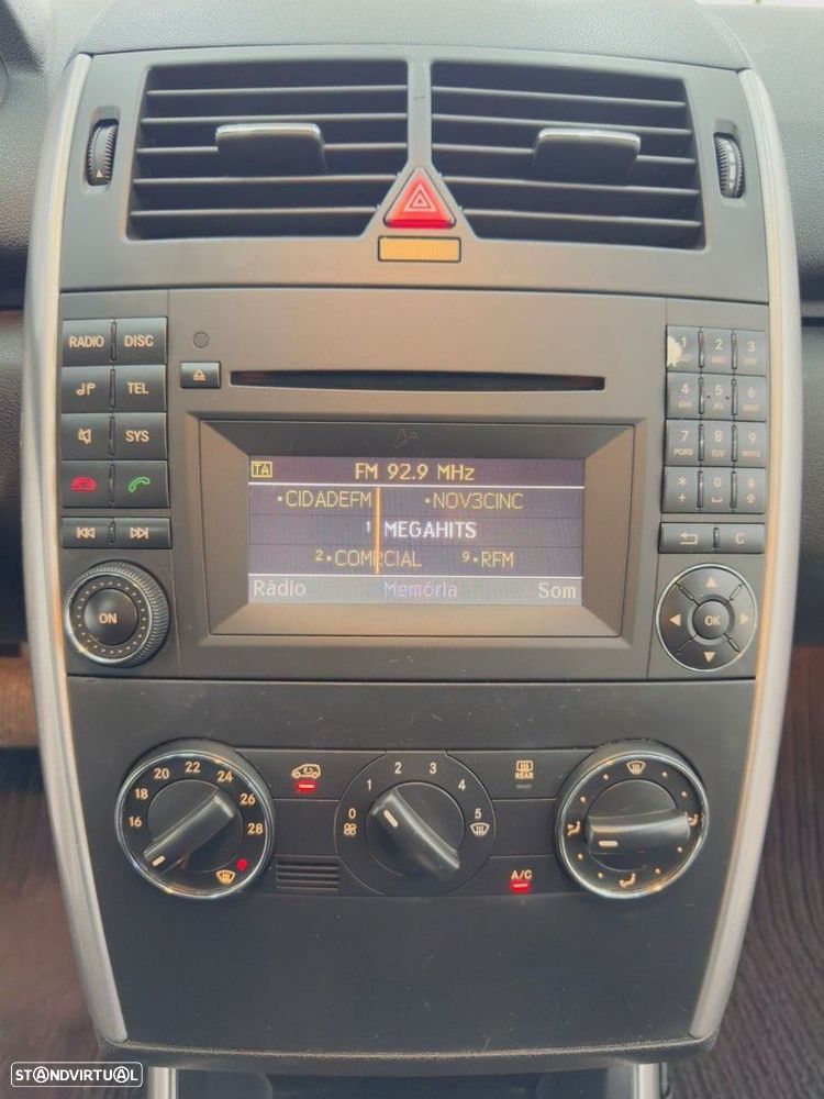 Mercedes-Benz A 200 Elegance Automatic - 25