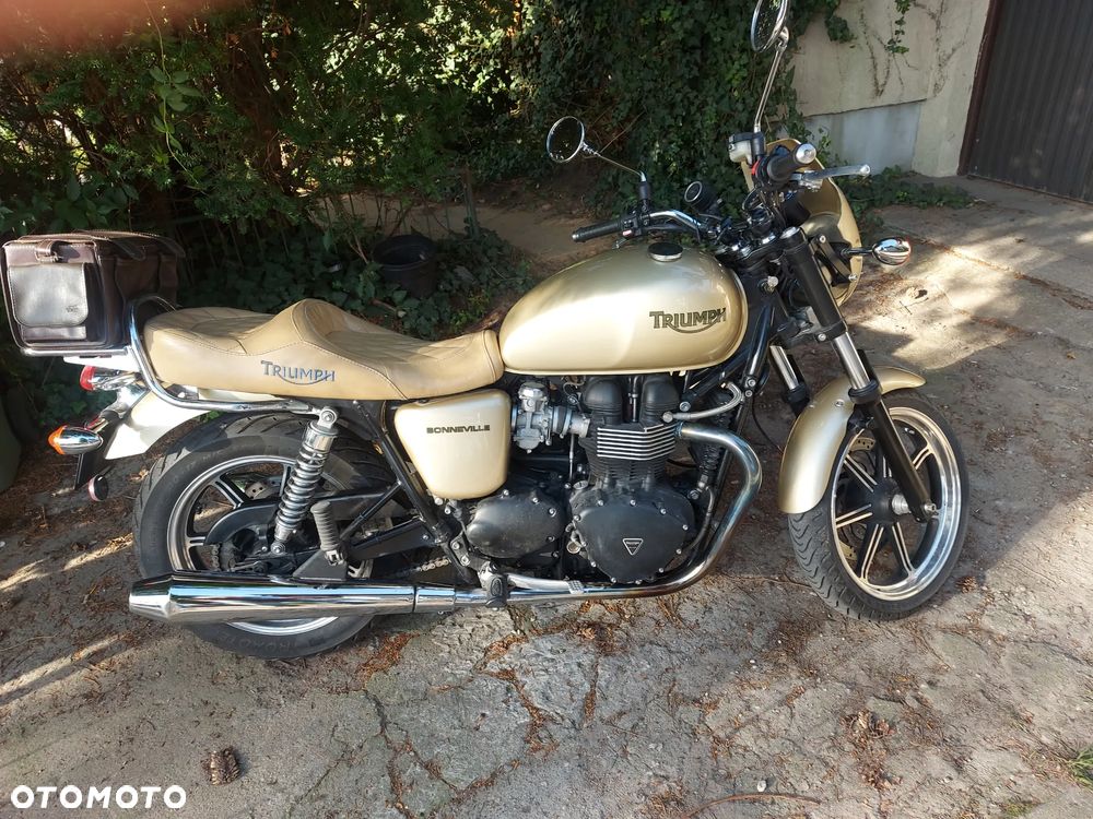 Triumph Bonneville - 1