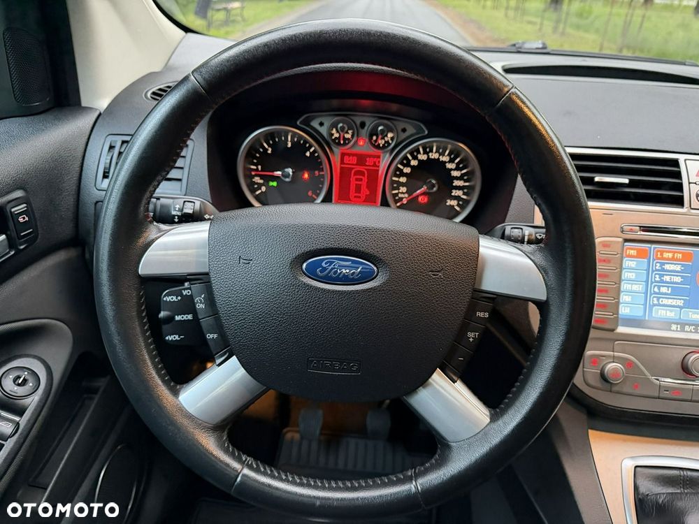 Ford Kuga - 36