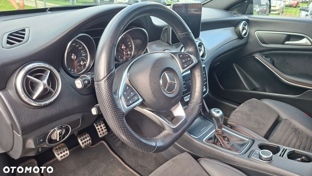 Mercedes-Benz CLA 180 AMG Line - 20