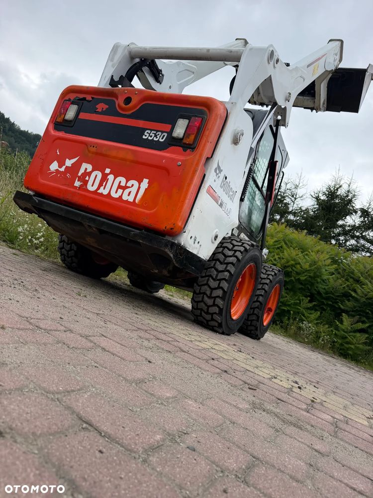 Bobcat S530. Ładowarka 4x4 wózek terenowy. Łyżka. Pełne sterowanie z dżojstika jazda i praca. Aktualne serwisy DEKRA 2026r. Silnik Kubota 4cyl 55km. Maszyna Jak Nowa z Salonu! Pochodzi z Norweskiego Gospodarstwa! 2020 rok 1724 mtg! Zero luzów i wycieków. Bardzo mocna i wydajna maszyna o małych gabarytach! Idealna do stajni oraz Budownictwa. OKAZJA TANIO 3 wyjścia Hydrauliczne pod urządzenia!! Wszystkie opony jak nowe .Kabina ogrzewana pełne szkło + drzwi. Po serwisach. Potężna moc. OKAZJA - 27